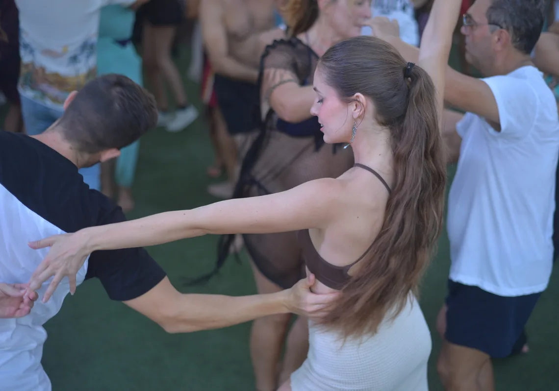 Bailadores disfrutando de un social de salsa y bachata en Málaga