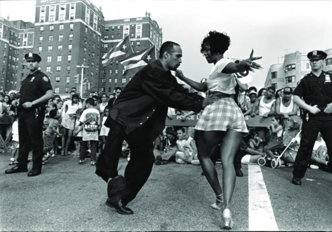 Gente disfrutando de la música latina en un parque de la Gran Manzana.