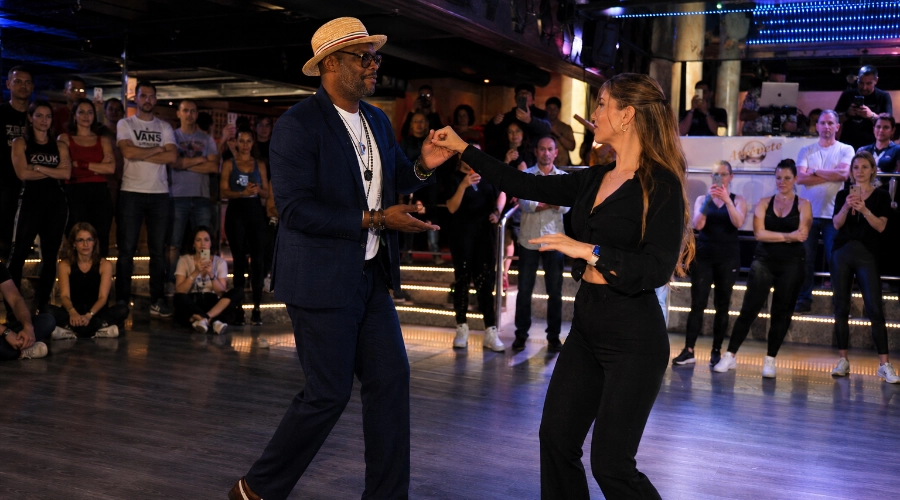 Clases de salsa y bachata en Villanueva del Rosario con Bea y Deiby