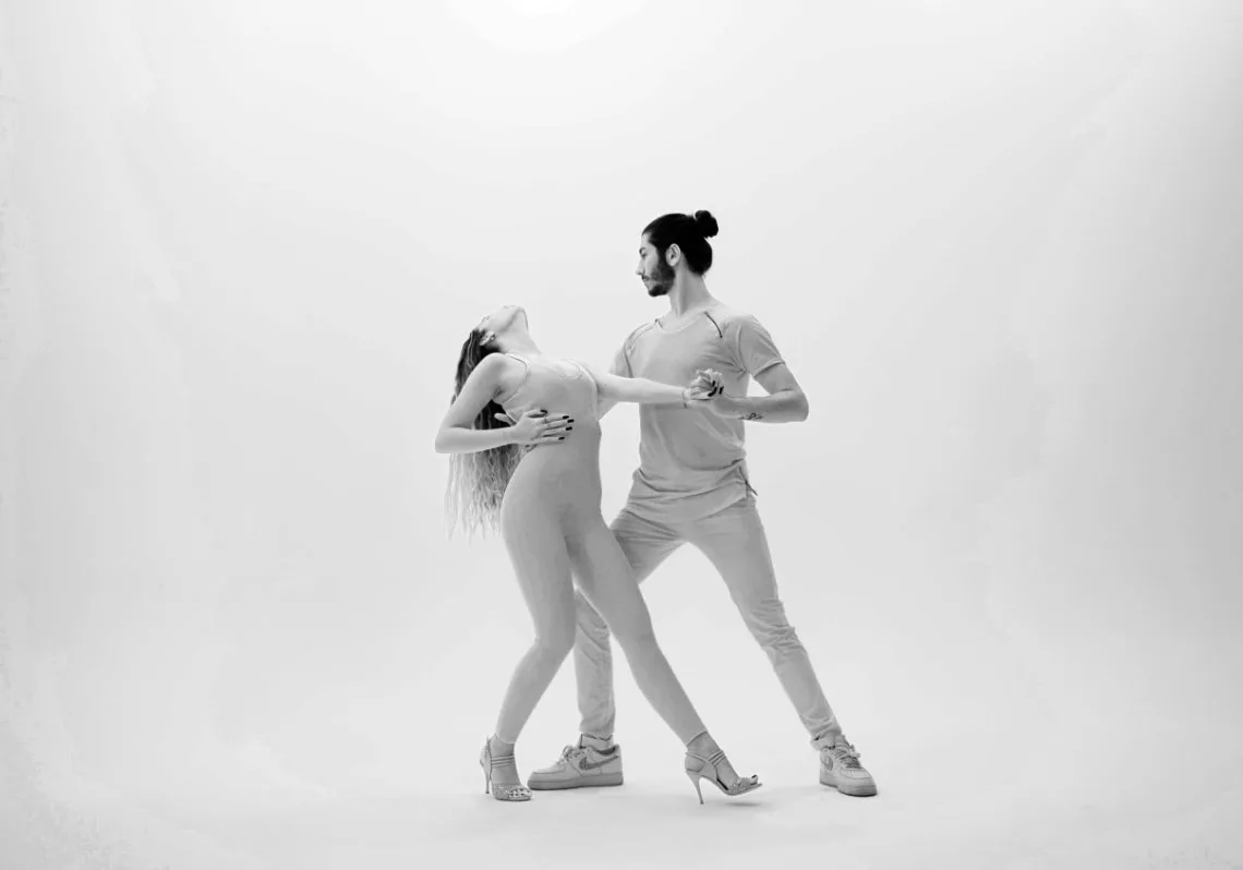 Beneficios de bailar salsa en Málaga — pareja de baile