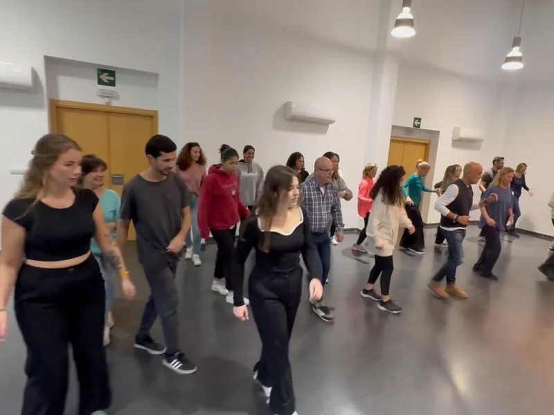 Clase de bachata en las oficinas de una empresa de Málaga