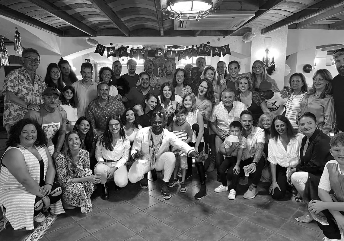 Celebración del cumpleaños de Deiby Tum Tum con alumnos de salsa en Málaga