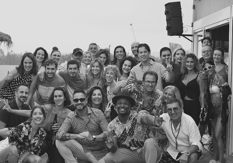 Evento social de salsa en la playa La Traviata en Málaga