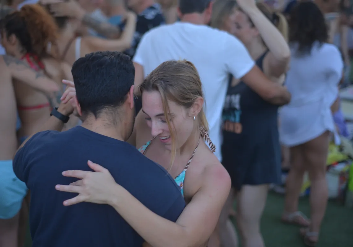 Pareja bailando salsa en una fiesta organizada por Deiby Tum Tum en Málaga
